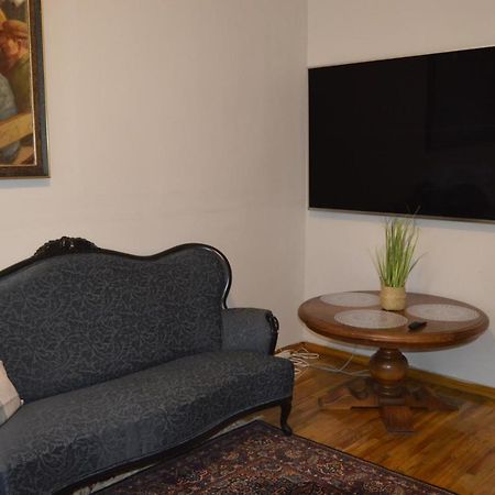 Unique Spacious Classic 3 Bedroom Midtown Apartment ! Billiard Room ! Riga Dış mekan fotoğraf