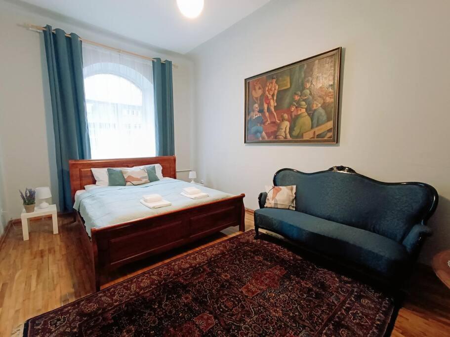 Unique Spacious Classic 3 Bedroom Midtown Apartment ! Billiard Room ! Riga Dış mekan fotoğraf