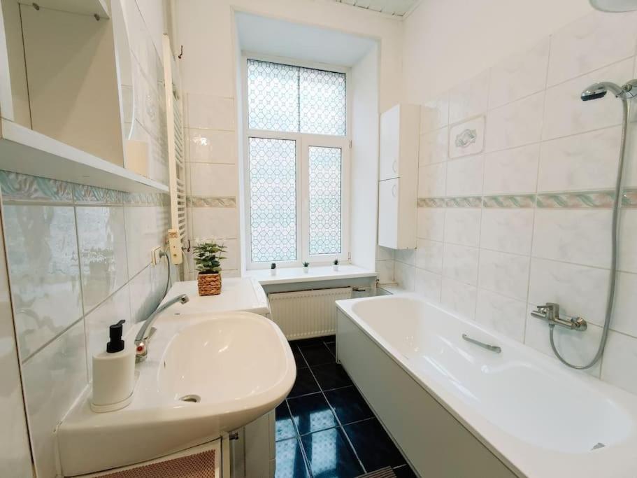 Unique Spacious Classic 3 Bedroom Midtown Apartment ! Billiard Room ! Riga Dış mekan fotoğraf