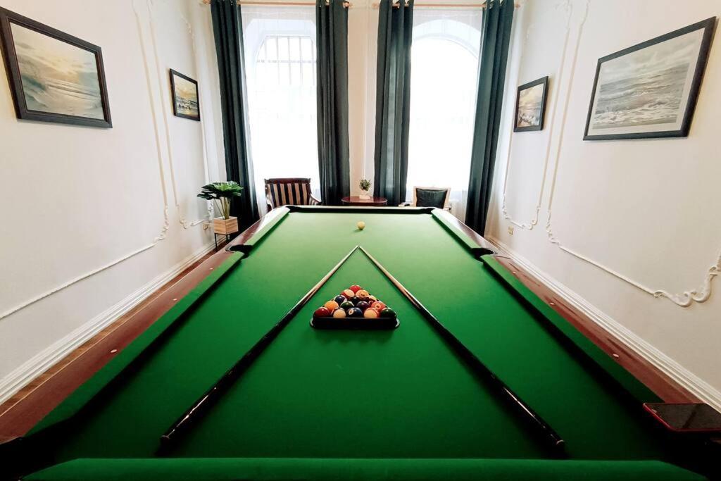 Unique Spacious Classic 3 Bedroom Midtown Apartment ! Billiard Room ! Riga Dış mekan fotoğraf