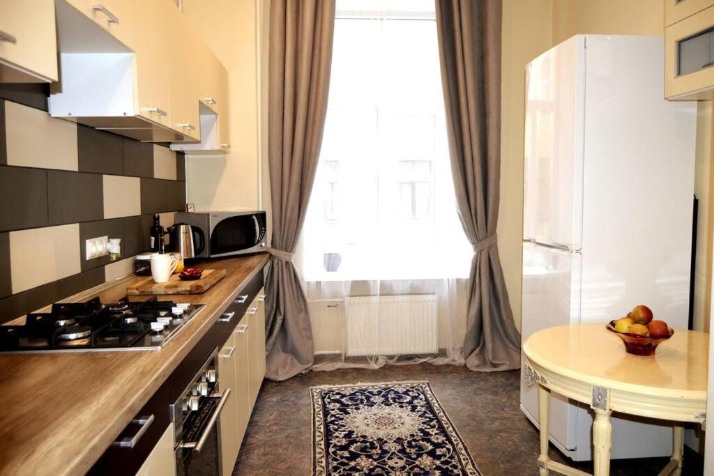 Unique Spacious Classic 3 Bedroom Midtown Apartment ! Billiard Room ! Riga Dış mekan fotoğraf