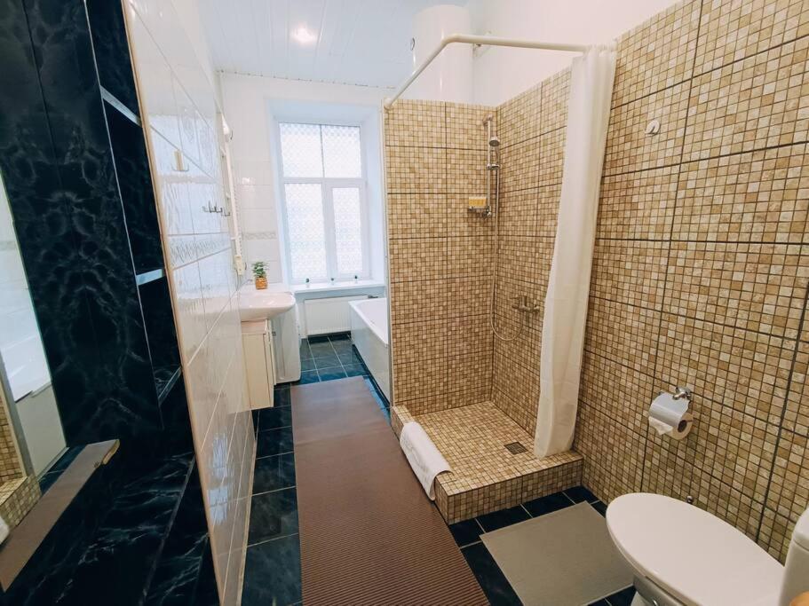 Unique Spacious Classic 3 Bedroom Midtown Apartment ! Billiard Room ! Riga Dış mekan fotoğraf