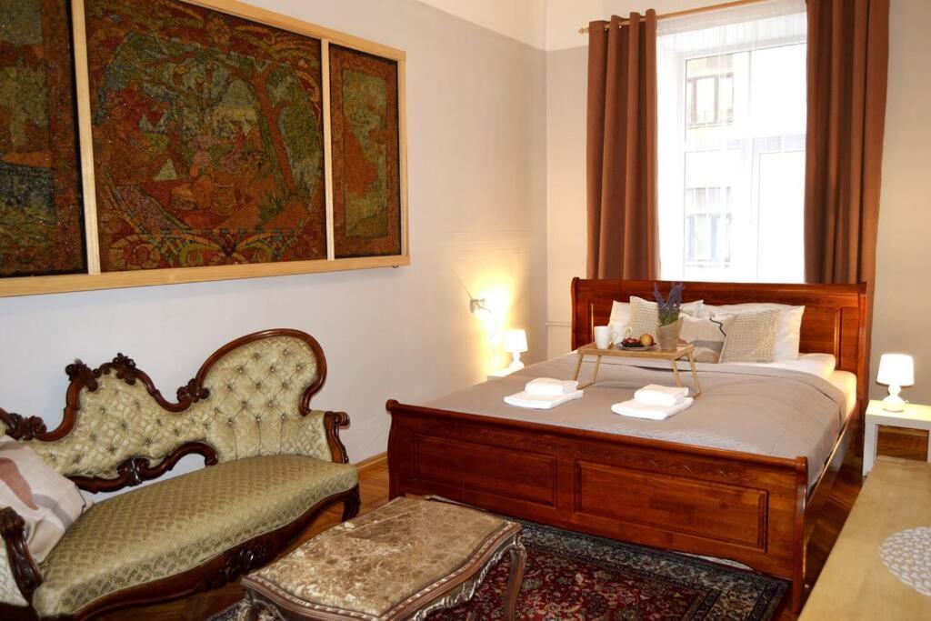 Unique Spacious Classic 3 Bedroom Midtown Apartment ! Billiard Room ! Riga Dış mekan fotoğraf