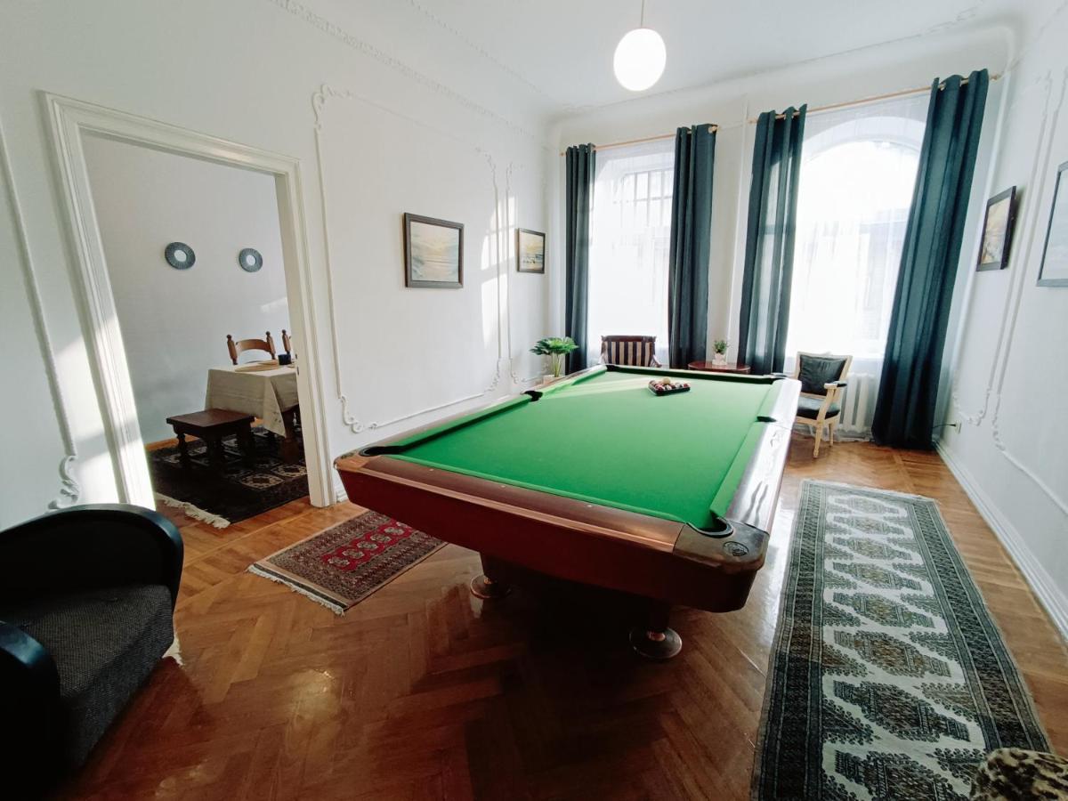 Unique Spacious Classic 3 Bedroom Midtown Apartment ! Billiard Room ! Riga Dış mekan fotoğraf