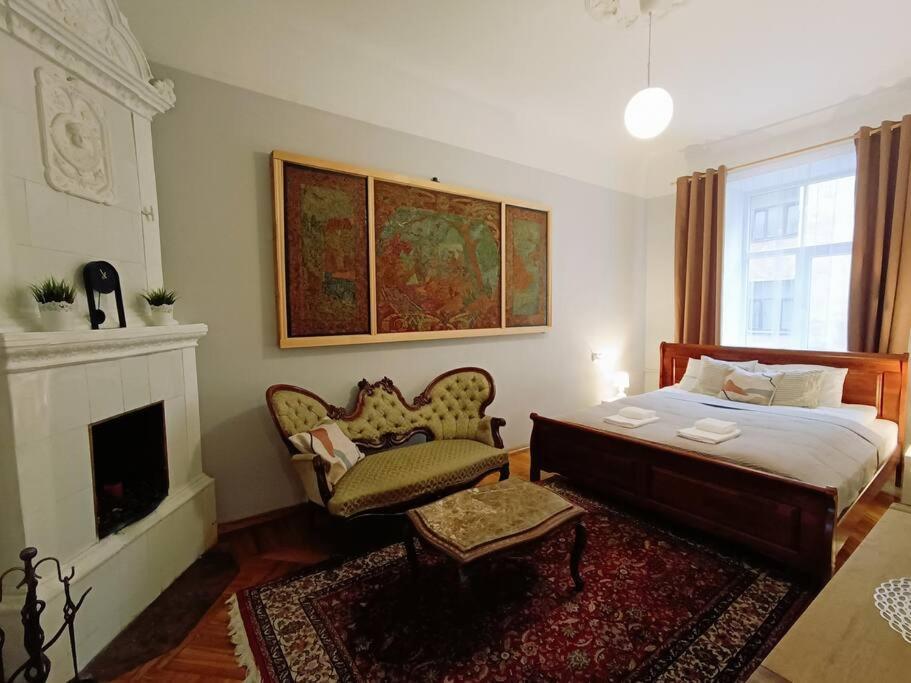 Unique Spacious Classic 3 Bedroom Midtown Apartment ! Billiard Room ! Riga Dış mekan fotoğraf
