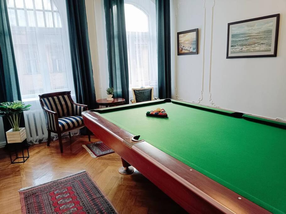 Unique Spacious Classic 3 Bedroom Midtown Apartment ! Billiard Room ! Riga Dış mekan fotoğraf