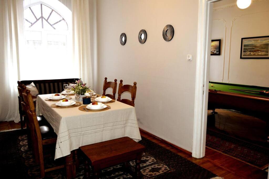 Unique Spacious Classic 3 Bedroom Midtown Apartment ! Billiard Room ! Riga Dış mekan fotoğraf