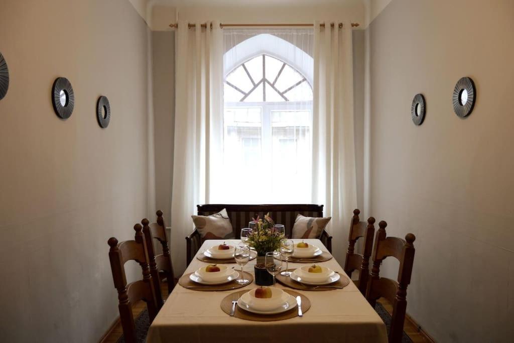 Unique Spacious Classic 3 Bedroom Midtown Apartment ! Billiard Room ! Riga Dış mekan fotoğraf