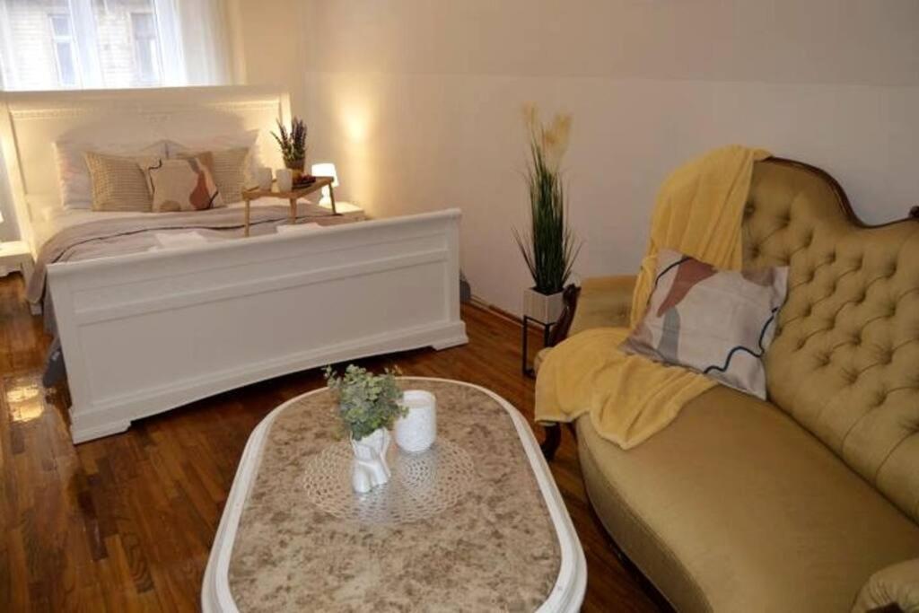 Unique Spacious Classic 3 Bedroom Midtown Apartment ! Billiard Room ! Riga Dış mekan fotoğraf