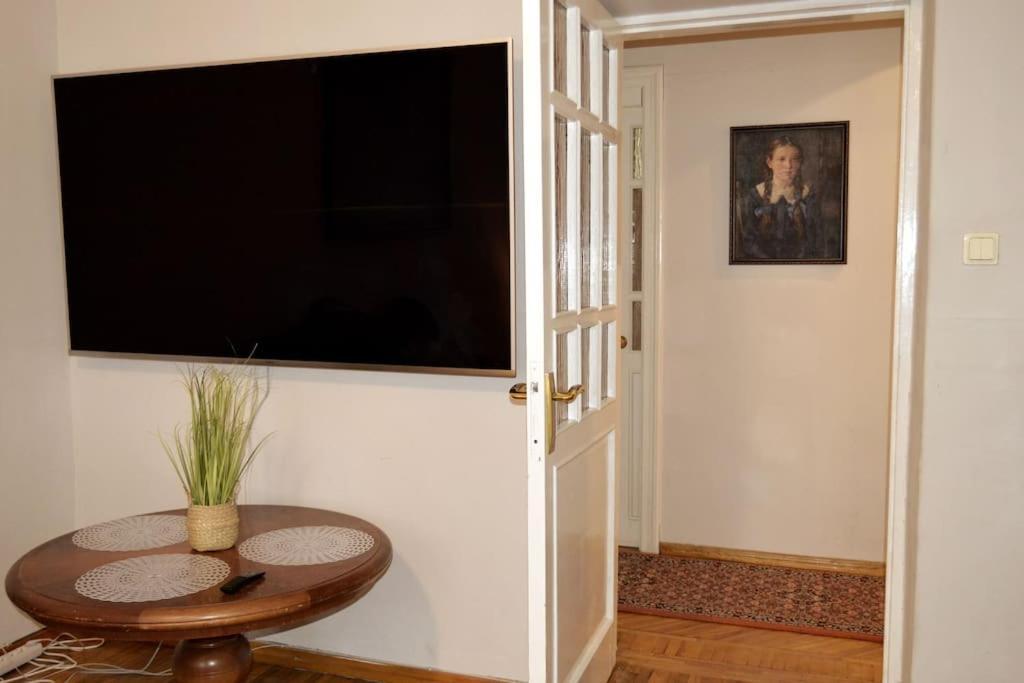Unique Spacious Classic 3 Bedroom Midtown Apartment ! Billiard Room ! Riga Dış mekan fotoğraf