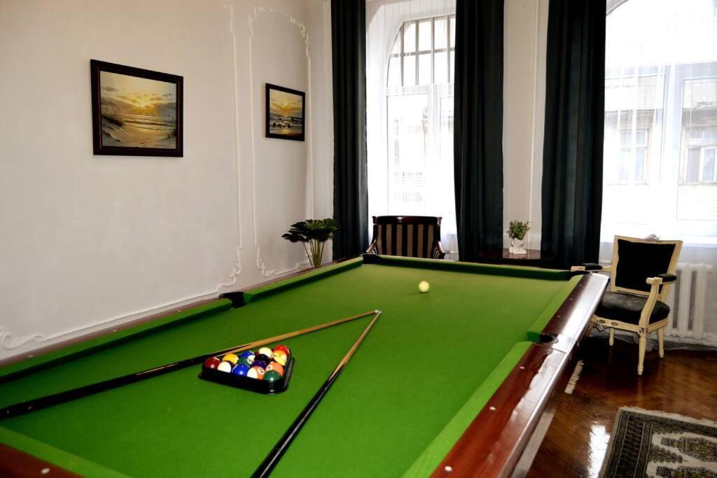 Unique Spacious Classic 3 Bedroom Midtown Apartment ! Billiard Room ! Riga Dış mekan fotoğraf