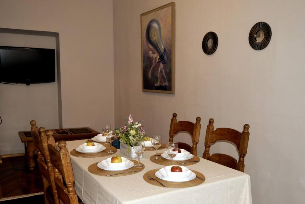 Unique Spacious Classic 3 Bedroom Midtown Apartment ! Billiard Room ! Riga Dış mekan fotoğraf