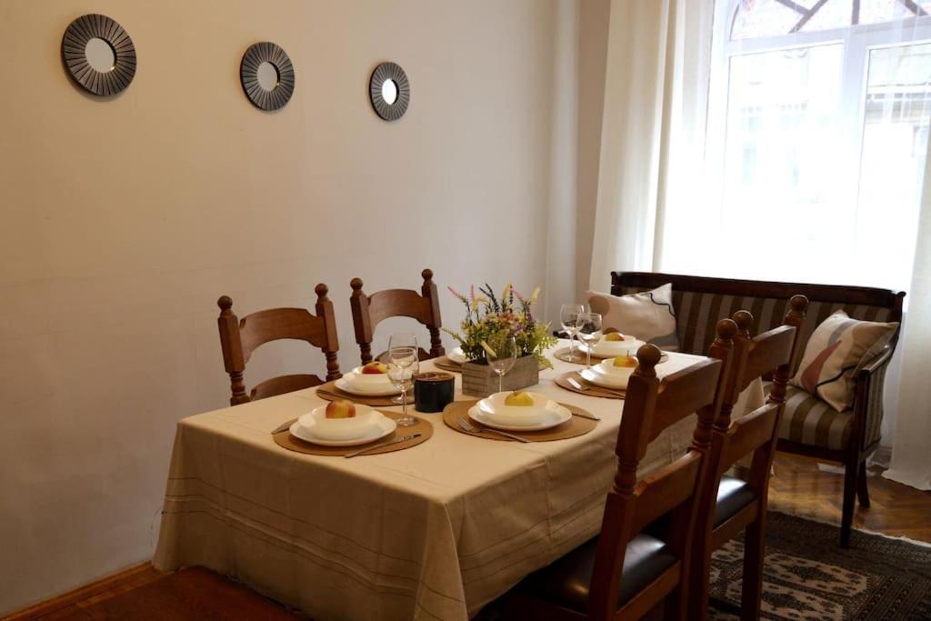 Unique Spacious Classic 3 Bedroom Midtown Apartment ! Billiard Room ! Riga Dış mekan fotoğraf