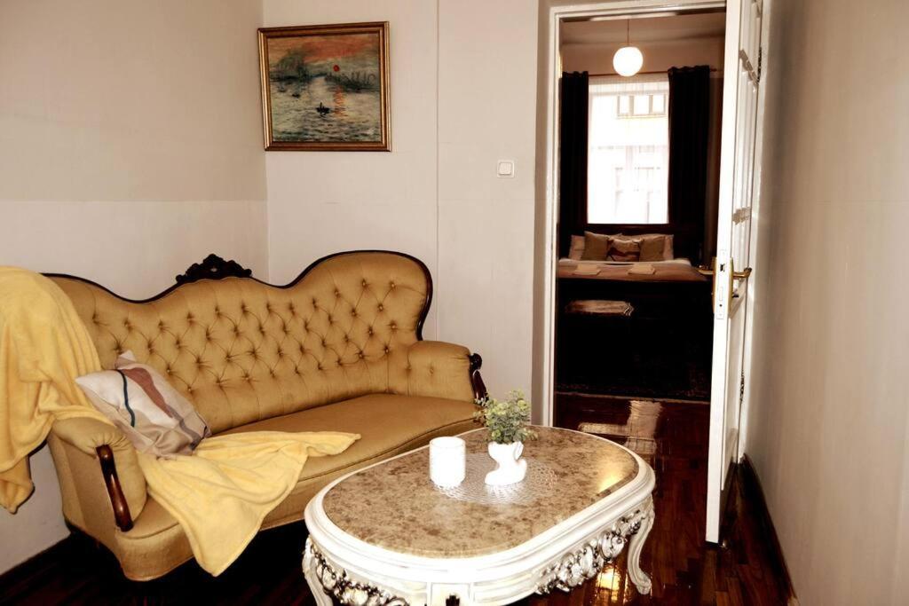 Unique Spacious Classic 3 Bedroom Midtown Apartment ! Billiard Room ! Riga Dış mekan fotoğraf