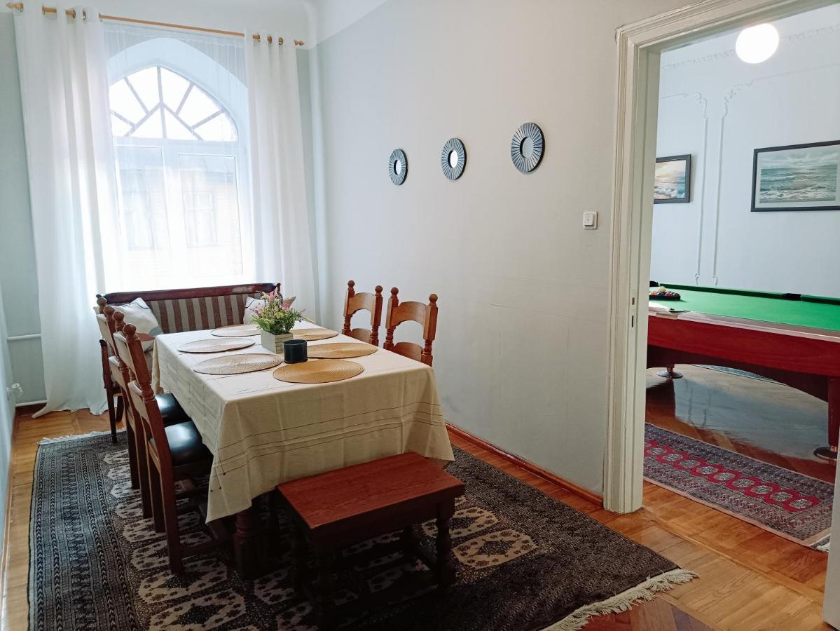 Unique Spacious Classic 3 Bedroom Midtown Apartment ! Billiard Room ! Riga Dış mekan fotoğraf