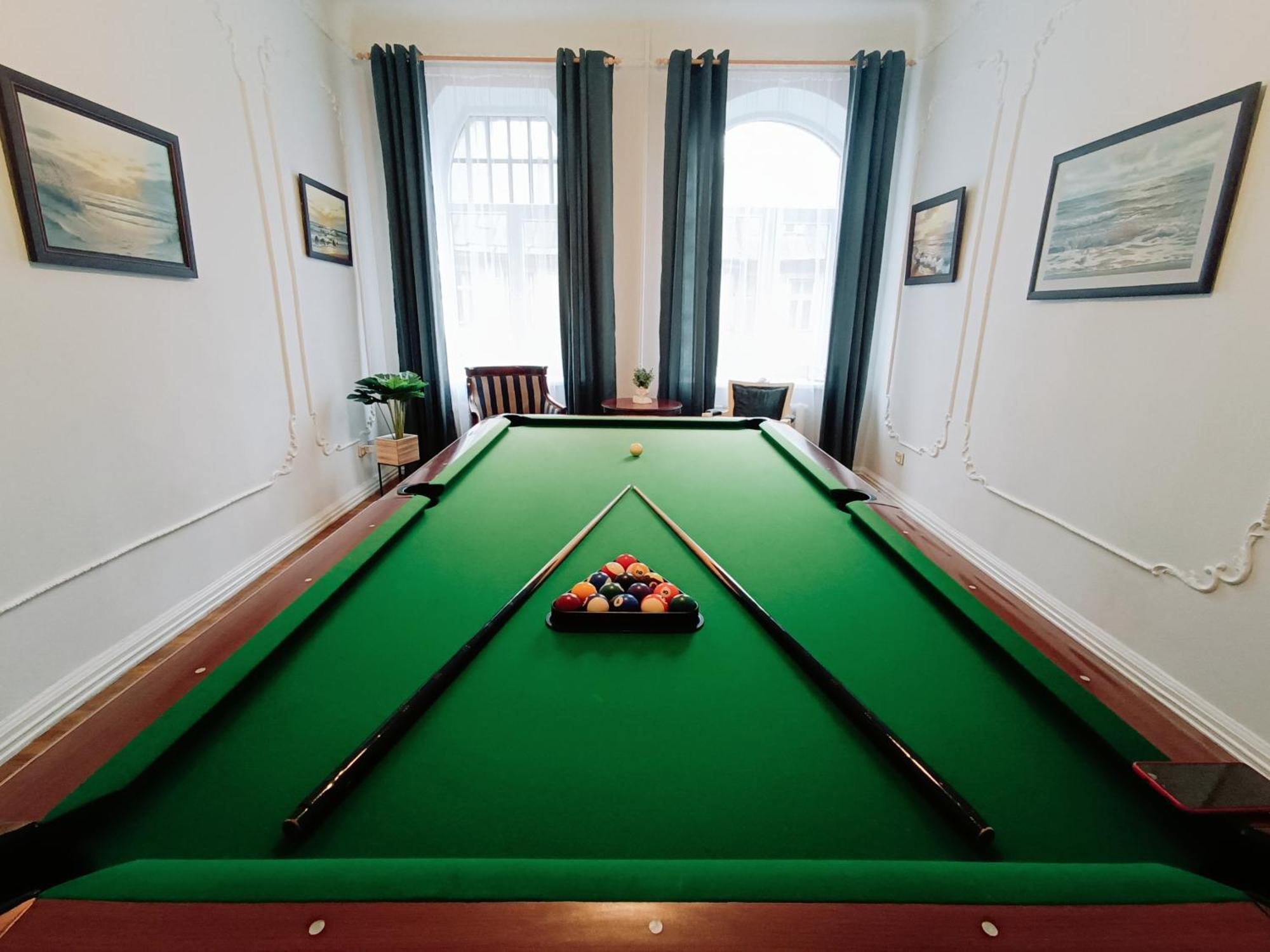 Unique Spacious Classic 3 Bedroom Midtown Apartment ! Billiard Room ! Riga Oda fotoğraf